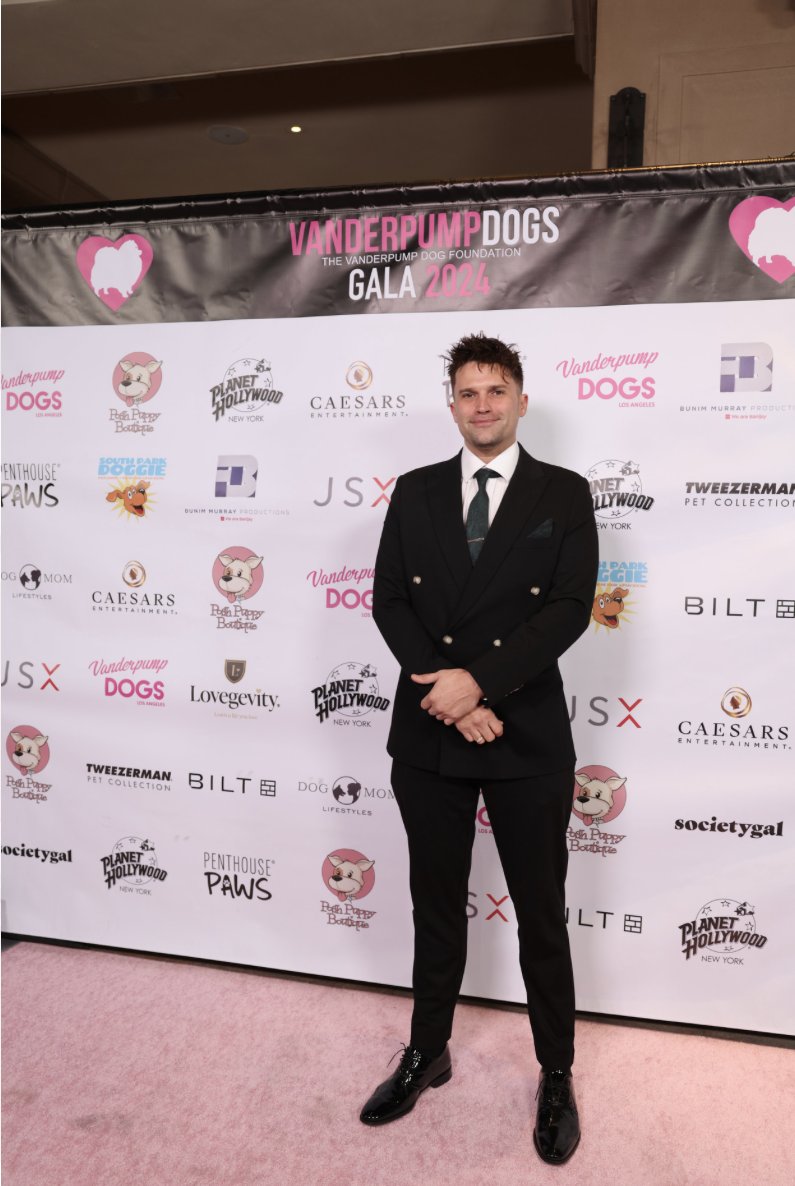 alexisjoyvipaccess (@alexisjoyvipacc) on Twitter photo VIPAccessEXCLUSIVE: #VanderpumpRules Star Tom Schwartz Talks About His Whisky Brand And More In His Interview With AlexisJoyVIPAccess At The Vanderpump Dog Foundation’s 6th Annual Gala! alexisjoyvipaccess.com/2024/12/04/tom… (<a href="/twschwa/">tom schwartz</a>)
📸: <a href="/VanderpumpDogs/">Vanderpump Dogs</a> VIPAccessEXCLUSIVE: #VanderpumpRules Star Tom Schwartz Talks About His Whisky Brand And More In His Interview With AlexisJoyVIPAccess At The Vanderpump Dog Foundation’s 6th Annual Gala! alexisjoyvipaccess.com/2024/12/04/tom… (<a href="/twschwa/">tom schwartz</a>)
📸: <a href="/VanderpumpDogs/">Vanderpump Dogs</a>