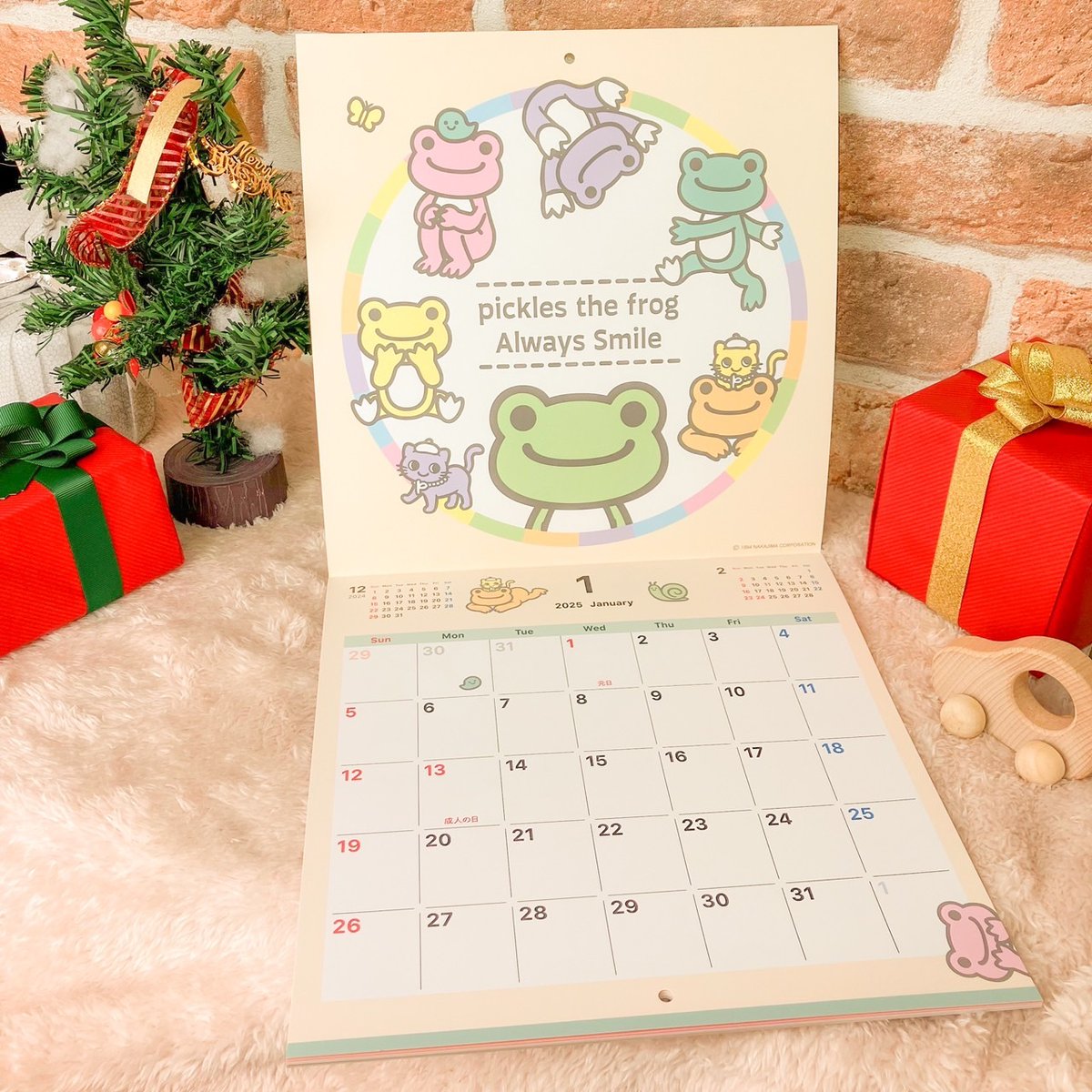 NewsPickles's tweet photo. #ピクリパ でお渡し予定のクリスマスプレゼントを
一部チラ見せ！🎁 

ピクルスデザインの2025年カレンダーをご用意！
毎月デザインが違っていて飽きません✨
ピクルスのお誕生日も書いてありますよ♪

他の月のデザインはぜひ現地でご確認ください！

#かえるのピクルス https://t.co/ldiUDk1qDN