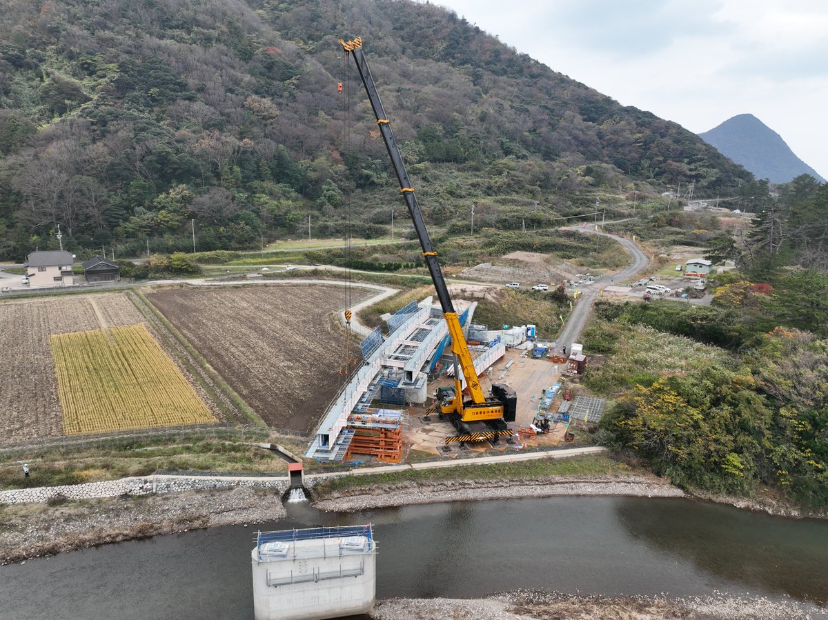 Tango_doboku's tweet photo. 🚧工事の様子をご紹介します！
╰━ V━━━━━━━━━━━╯

✅府道浜丹後線-上野平バイパス（京丹後市丹後町久僧～平）工事区間内で橋の架設が行われました！
⏬550tトラッククレーンで約27tの橋桁を持ち上げ架設します💪大迫力かつ繊細な施工です👀

#丹後　#インフラ　#建設業　#京都府　#土木 https://t.co/SbplvrRbiO