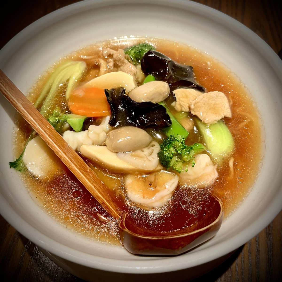 okdyso's tweet photo. 「孫」冬季限定メニュー五目麺。ざっと数えただけでも十三目麺。贅沢な一品。うまかったー！
ホタテ、エビ、イカ、キクラゲ、レンコン、タケノコ、マッシュルーム、ブロッコリー、チンゲン菜、ニンジン、豚肉、サヤエンドウ、メンマ
#コレド室町 #中國名菜孫 #五目麺？ https://t.co/k0EpvkYTcB