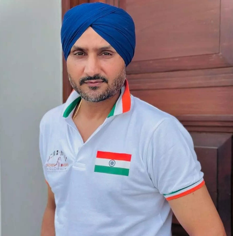 आप इससे समझिए कि महेंद्र सिंह धोनी कितने घमंडी आदमी हैं,

हरभजन सिंह जो कि महेंद्र सिंह धोनी के कप्तानी करियर की सफलता की प्रमुख वजह रहे हैं, उन्होंने हाल ही में एक न्यूज़ चैनल से कहा कि 

"अब मैं धोनी से बात नहीं करता। जब मैं चेन्नई सुपर किंग्स के लिए खेलता था, तब बातचीत होती