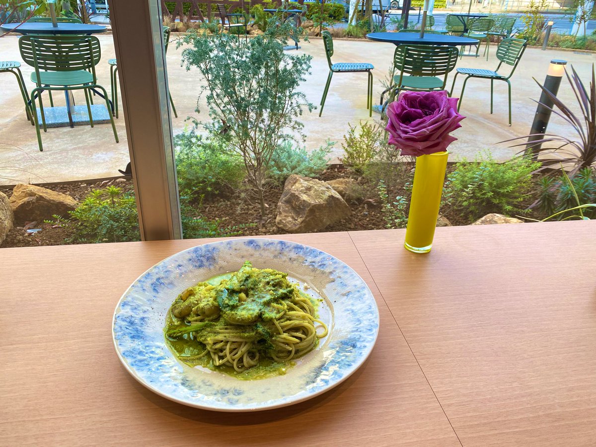 TSUKASA3628's tweet photo. 本日のお昼はこの間 migikoが紹介していたカフェ 【Tomt Cafe bistro bar】に来ました🌸🌼注文したのは【エビとケールのジェノベーゼ】と【オーツミルクラテ ICE】
パスタもラテも美味しかった🍝☕️
素敵なカフェを紹介してくれてありがとう💐✨️
@928Ligher
#みなとみらい
#Tomt
#Cafe
#聖地巡礼 https://t.co/Vj4YwiAY0j