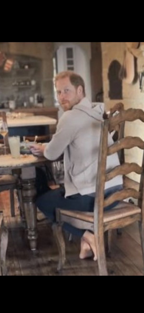 0Rthebest91033's tweet photo. #SussexsExRoyalsDivorceDrama #HarryAndMeghanDeserveEachOther #StopCallingYourDaddy4MoneyHarry #StrippedTitlesAwayFromHarryAndMeghan #DoofusHarryEveryoneIsLaughingAtYouNOTWithYou #DukeAndDuchessOfShameAndHypocrisy #DimWitHarryNeeds2BeDeported #ActionsHaveConsequencesHarry https://t.co/HWQtiZIHtM
