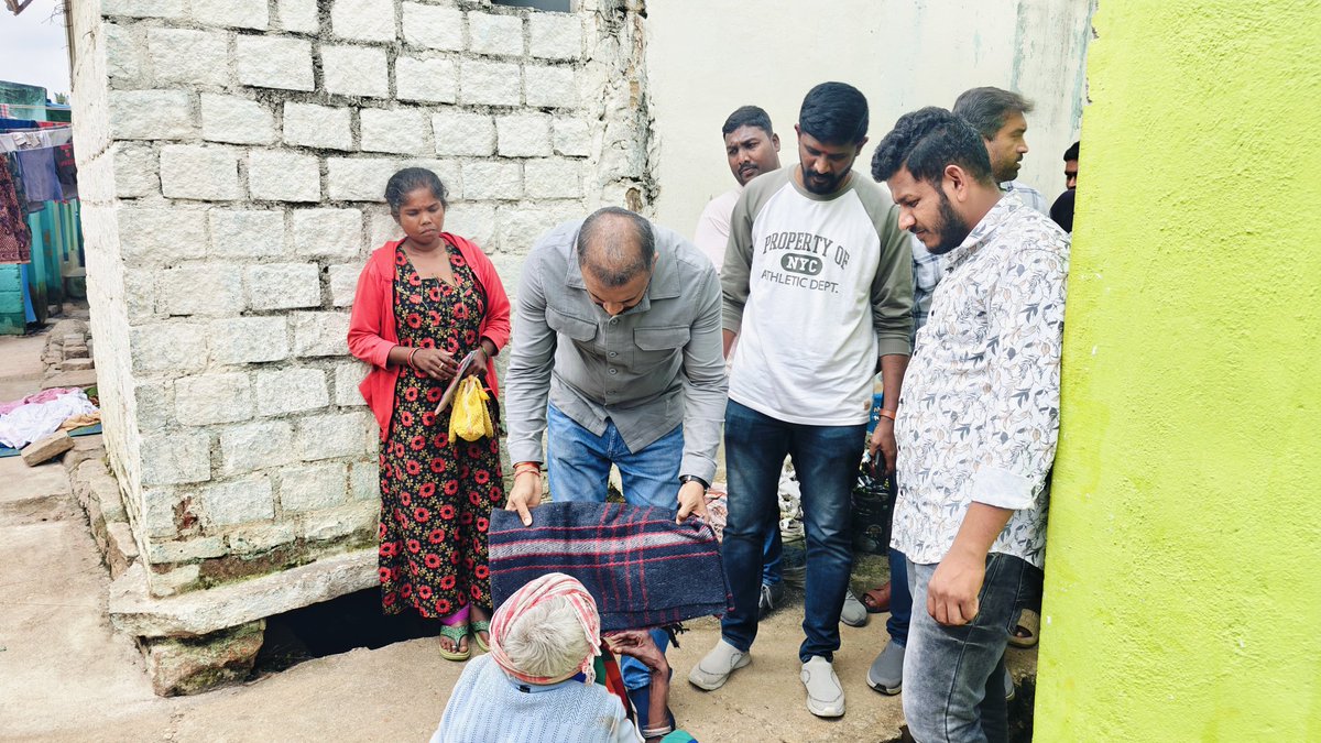 SandeepForYours's tweet photo. ಚಿಕ್ಕಬಳ್ಳಾಪುರದ ಅಂಬೇಡ್ಕರ್ ನಗರದ ಅಂಬೇಡ್ಕರ್ ಪುತ್ತಳಿಗೆ ಹೂವಿನ ಹಾರ ಹಾಕಿ ತದನಂತರ ನಿರಾಶ್ರಿರಿಗೆ ಬ್ಲಾಂಕೆಟ್ ನೀಡಿದ ಯುವ ಮುಖಂಡರಾದ ಶ್ರೀ ಸಂದೀಪ ಬಿ ರೆಡ್ಡಿ ರವರು.
ಸ್ಥಳ:- ಅಂಬೇಡ್ಕರ್ ನಗರ ಹಾಗೂ ಕಂದವಾರ
#SandeepReddyForPeople #BSCT #SRFP #SRTeam #chikkaballapuranews #SandeepReddy #chikkaballapura https://t.co/6Ea9KPLoNL