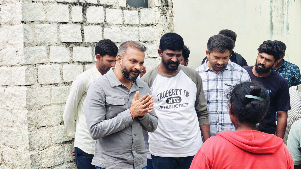 SandeepForYours's tweet photo. ಚಿಕ್ಕಬಳ್ಳಾಪುರದ ಅಂಬೇಡ್ಕರ್ ನಗರದ ಅಂಬೇಡ್ಕರ್ ಪುತ್ತಳಿಗೆ ಹೂವಿನ ಹಾರ ಹಾಕಿ ತದನಂತರ ನಿರಾಶ್ರಿರಿಗೆ ಬ್ಲಾಂಕೆಟ್ ನೀಡಿದ ಯುವ ಮುಖಂಡರಾದ ಶ್ರೀ ಸಂದೀಪ ಬಿ ರೆಡ್ಡಿ ರವರು.
ಸ್ಥಳ:- ಅಂಬೇಡ್ಕರ್ ನಗರ ಹಾಗೂ ಕಂದವಾರ
#SandeepReddyForPeople #BSCT #SRFP #SRTeam #chikkaballapuranews #SandeepReddy #chikkaballapura https://t.co/6Ea9KPLoNL