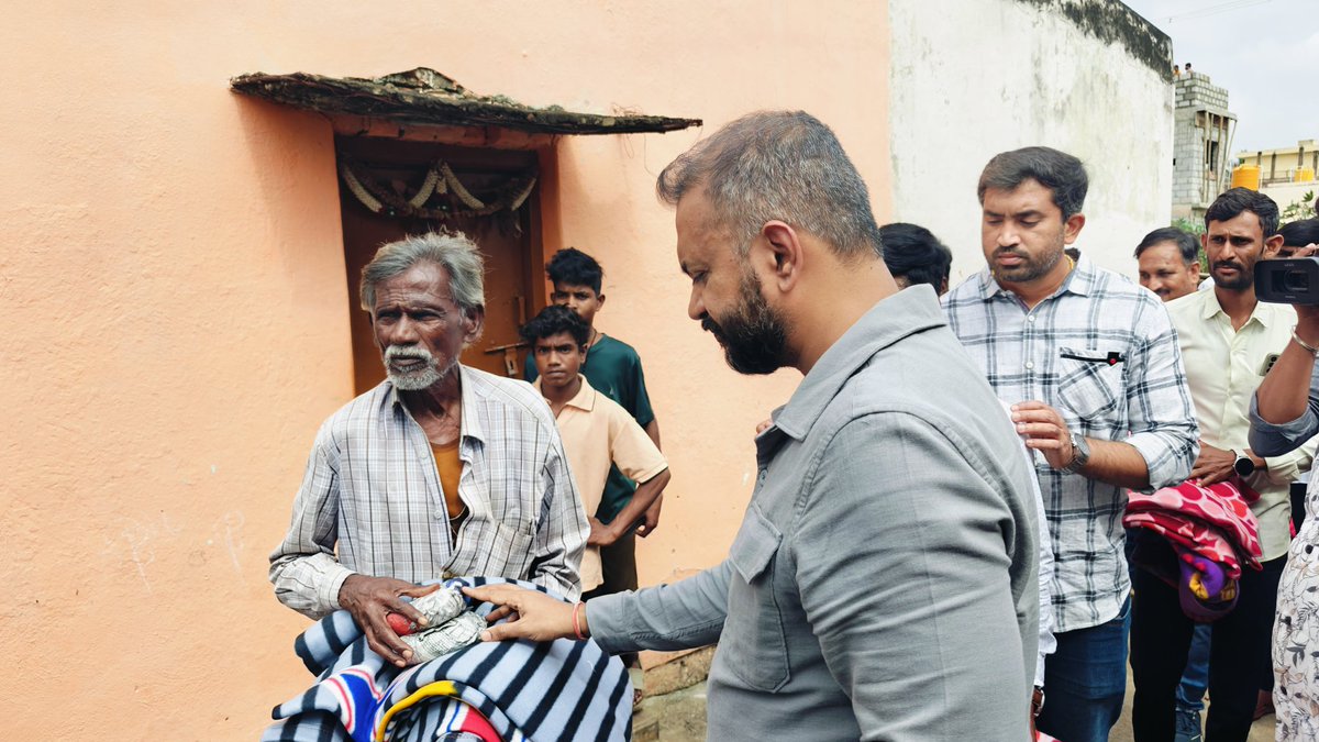 SandeepForYours's tweet photo. ಚಿಕ್ಕಬಳ್ಳಾಪುರದ ಅಂಬೇಡ್ಕರ್ ನಗರದ ಅಂಬೇಡ್ಕರ್ ಪುತ್ತಳಿಗೆ ಹೂವಿನ ಹಾರ ಹಾಕಿ ತದನಂತರ ನಿರಾಶ್ರಿರಿಗೆ ಬ್ಲಾಂಕೆಟ್ ನೀಡಿದ ಯುವ ಮುಖಂಡರಾದ ಶ್ರೀ ಸಂದೀಪ ಬಿ ರೆಡ್ಡಿ ರವರು.
ಸ್ಥಳ:- ಅಂಬೇಡ್ಕರ್ ನಗರ ಹಾಗೂ ಕಂದವಾರ
#SandeepReddyForPeople #BSCT #SRFP #SRTeam #chikkaballapuranews #SandeepReddy #chikkaballapura https://t.co/6Ea9KPLoNL