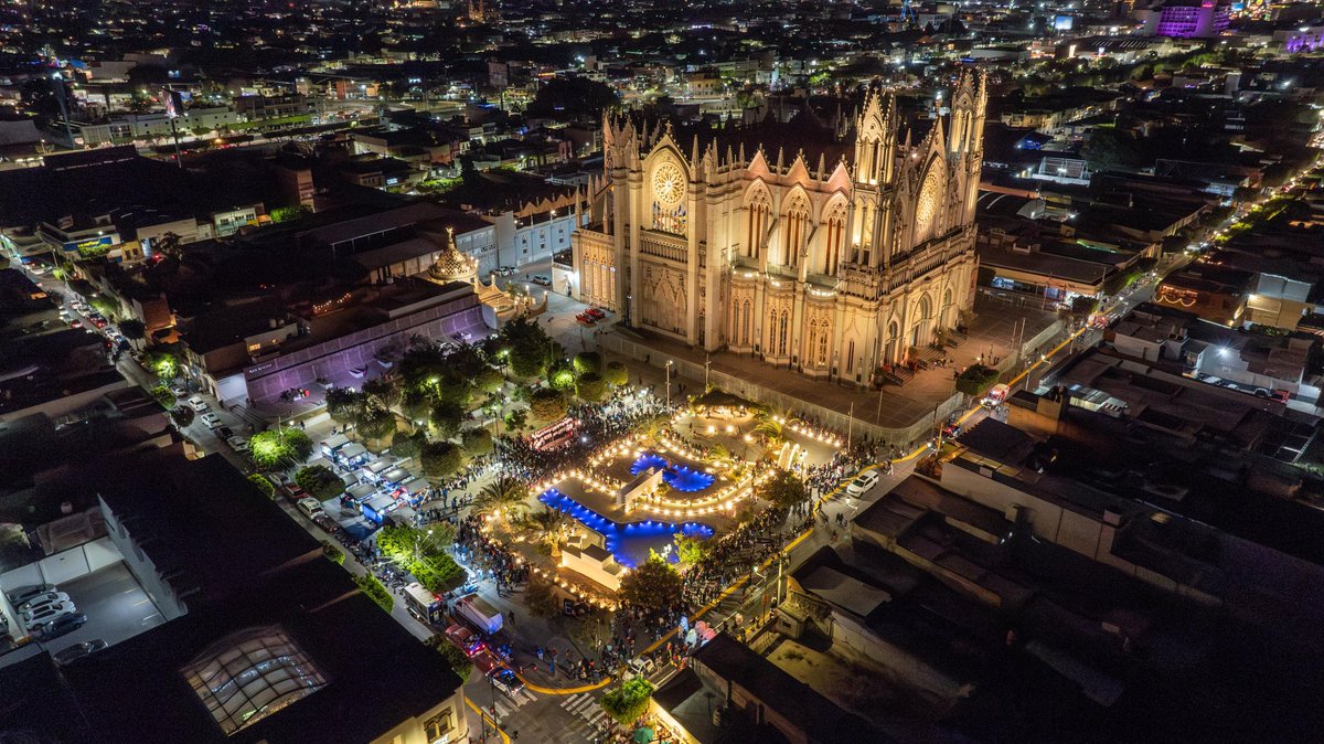 municipio_leon's tweet photo. Tres puntos llenos de magia y tradición para disfrutar en familia. 💚 ¡#VIVALEÓN!
🔔 Encendido en el #ArcoDeLaCalzada
🌟 Nacimiento Monumental en la Plaza #Expiatorio
🎄 Gran Árbol Navideño en la #PlazaPrincipal
¡La Navidad ilumina #León desde las alturas! 🎄✨
#NavidadEnLeón #VillaNevada