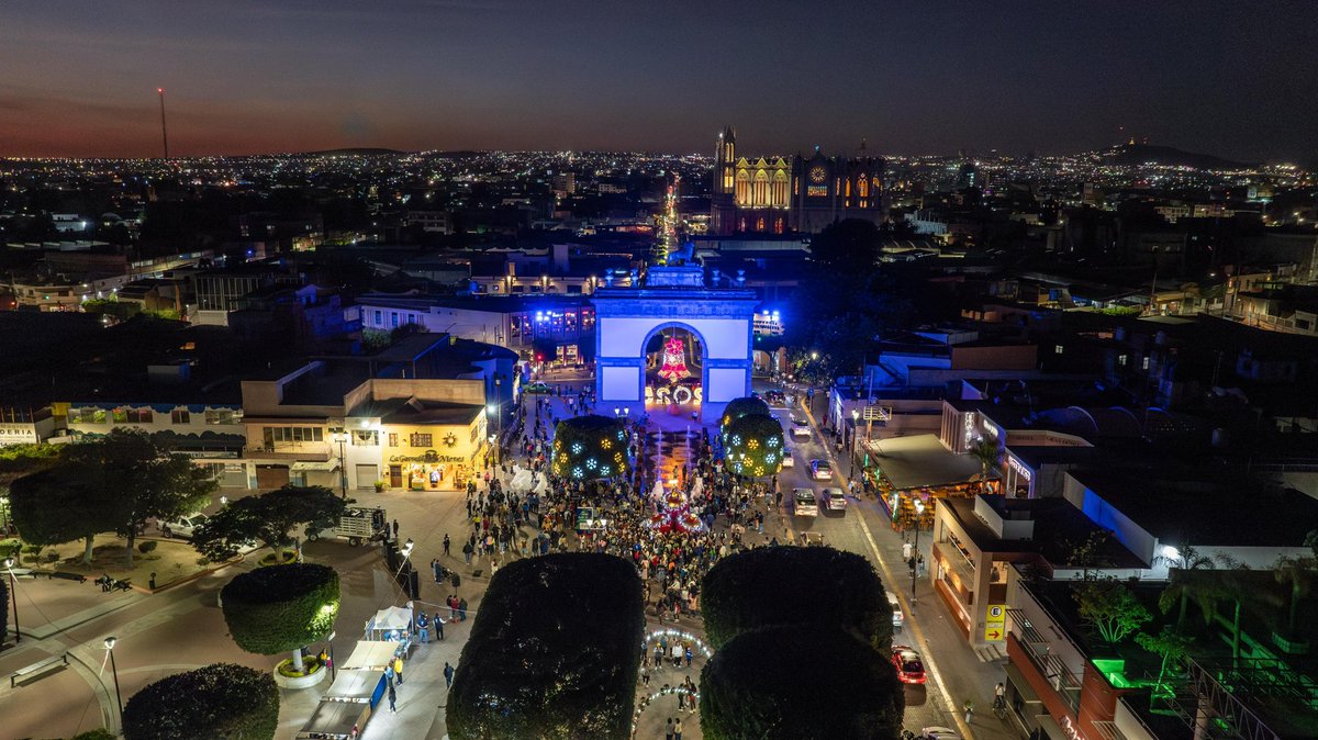 municipio_leon's tweet photo. Tres puntos llenos de magia y tradición para disfrutar en familia. 💚 ¡#VIVALEÓN!
🔔 Encendido en el #ArcoDeLaCalzada
🌟 Nacimiento Monumental en la Plaza #Expiatorio
🎄 Gran Árbol Navideño en la #PlazaPrincipal
¡La Navidad ilumina #León desde las alturas! 🎄✨
#NavidadEnLeón #VillaNevada