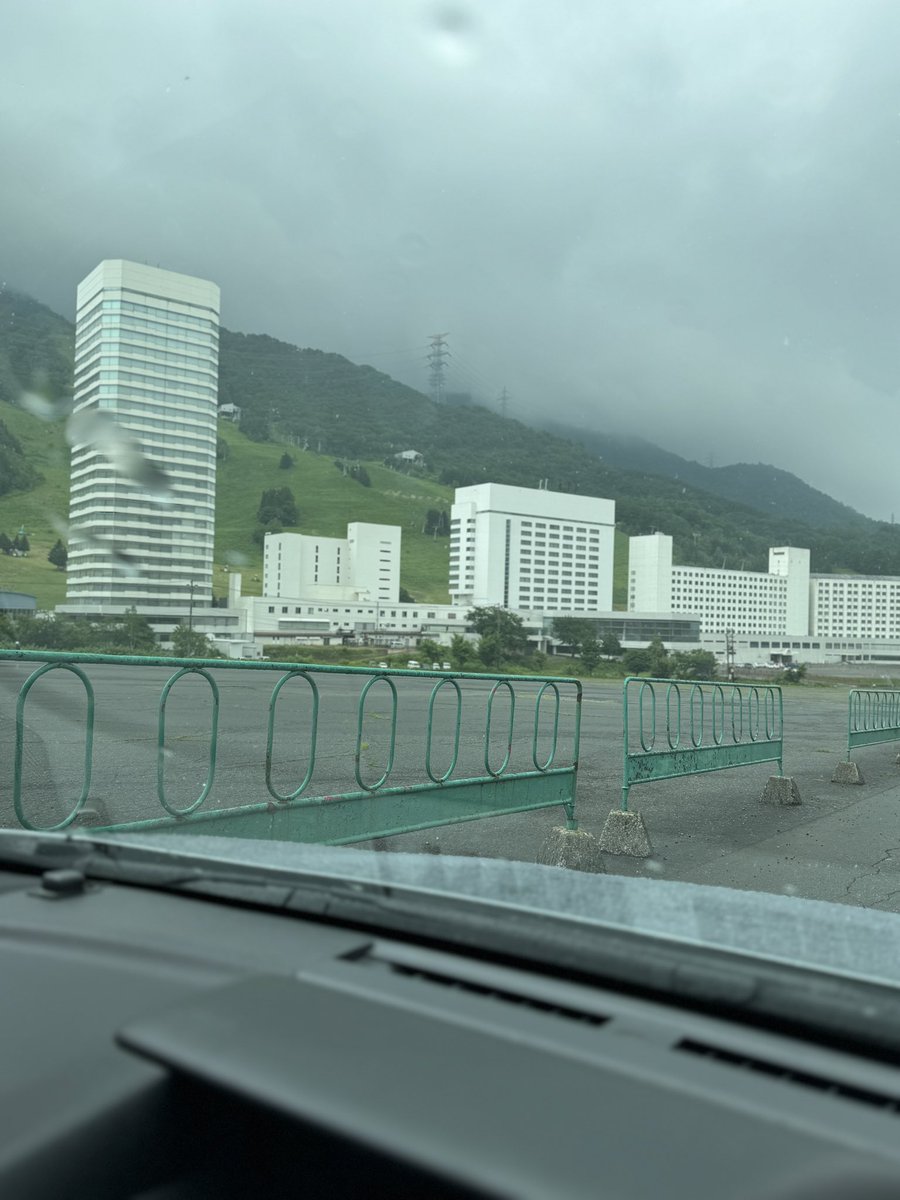 mr_ymgt's tweet photo. 苗場やかぐらって批判的な意見を目にする事あるけど、それは期待の高さでもあるんですね。
私はかつて日本一の勢力を誇ったコクドグループに対して勝手に対抗心を燃やしてました。
プリンス価格なんて言葉があってリフトメーカーが特別価格で部品販売してる噂を聞いては悔しい思いをしてたのが懐かしい。

今は少しだけ内部の事も知れる立場になり、ずいぶんご苦労されているなと思います。
かつての王者が甦る姿は本当に見てみたいです。
微力ながらお手伝いします。
