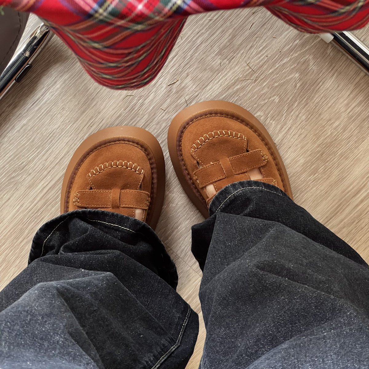 nchdaq's tweet image. เชียร์รองเท้าสีน้ำตาลโทนนี้ เหมาะกับช่วงสิ้นปี คริสต์มาสมากกกก ㅜㅡㅜ วันนี้เลยจะมา haul คู่ที่มี + แปะ wishlist คู่ที่ชอบ winter item สุดๆ🧸🍪🎄