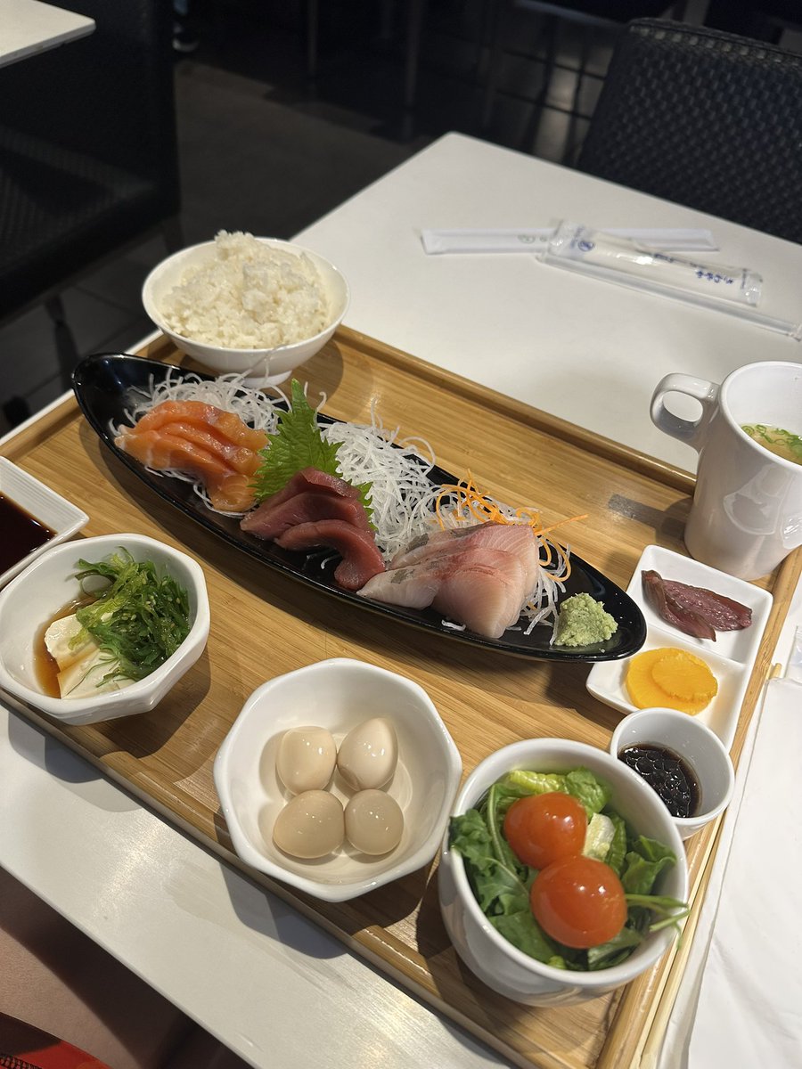 mirandaswlee's tweet image. eating alone builds character 😤