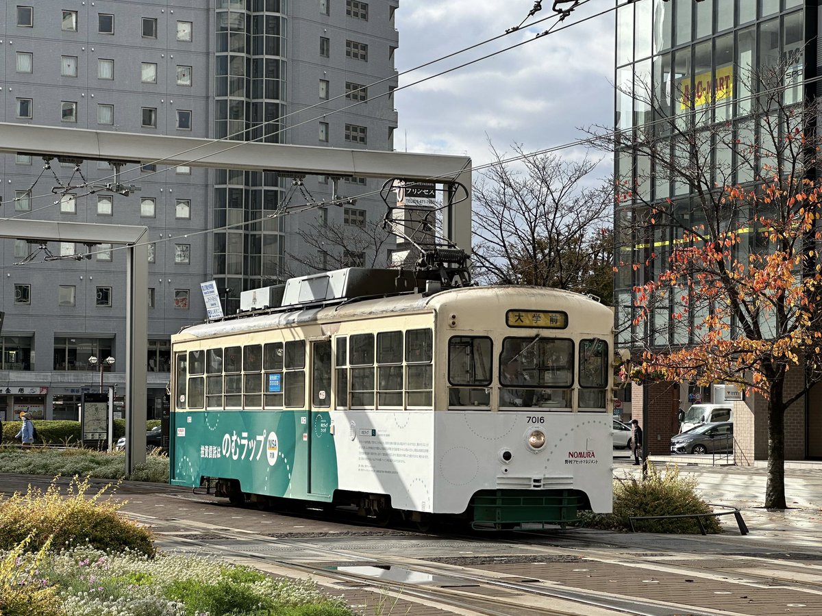 デ7016が久しぶりにラッピングになってました。一瞬、オリジナル色に