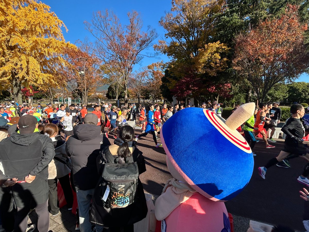 oyama_tm's tweet photo. 寒くなってきましたね🍁
先日秦野市で行われました、水無瀬マラソン大会にクルリンと一緒に伺いしました！天気も良く紅葉も素敵でした☀️

大山登山マラソン大会も締切まであとわずか！
皆様のご参加心よりお待ちしております🏃‍♀️🏃‍♂️

#大山登山マラソン＃伊勢原 ＃丹沢
#大山登山 #きつい　けど#楽しい！ https://t.co/bSH0eggCXd
