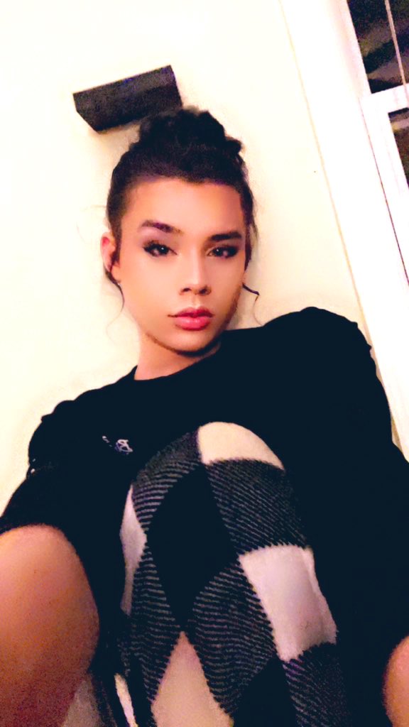 Avery_babe444's tweet photo. Naughty or nice? 🎄❤️ 
#ass #femboy #findom #trans #crossdresser #bussy #feet #twink #gay #Content #boypussy #gay #cum #teen #sex #lips #booty #smooth #cock #balls https://t.co/HFKPOWyNQD