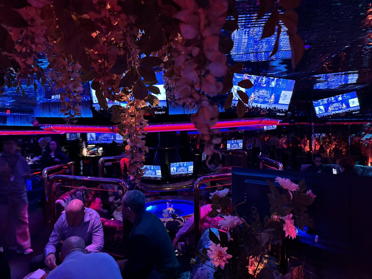 melsmo's tweet image. This picture doesn’t do the peppermill justice - modern days infra groovy party! Come on by to talk to @authzed @dragonflydbio @PingCAP and me. 🤣#AWSreInvent2024