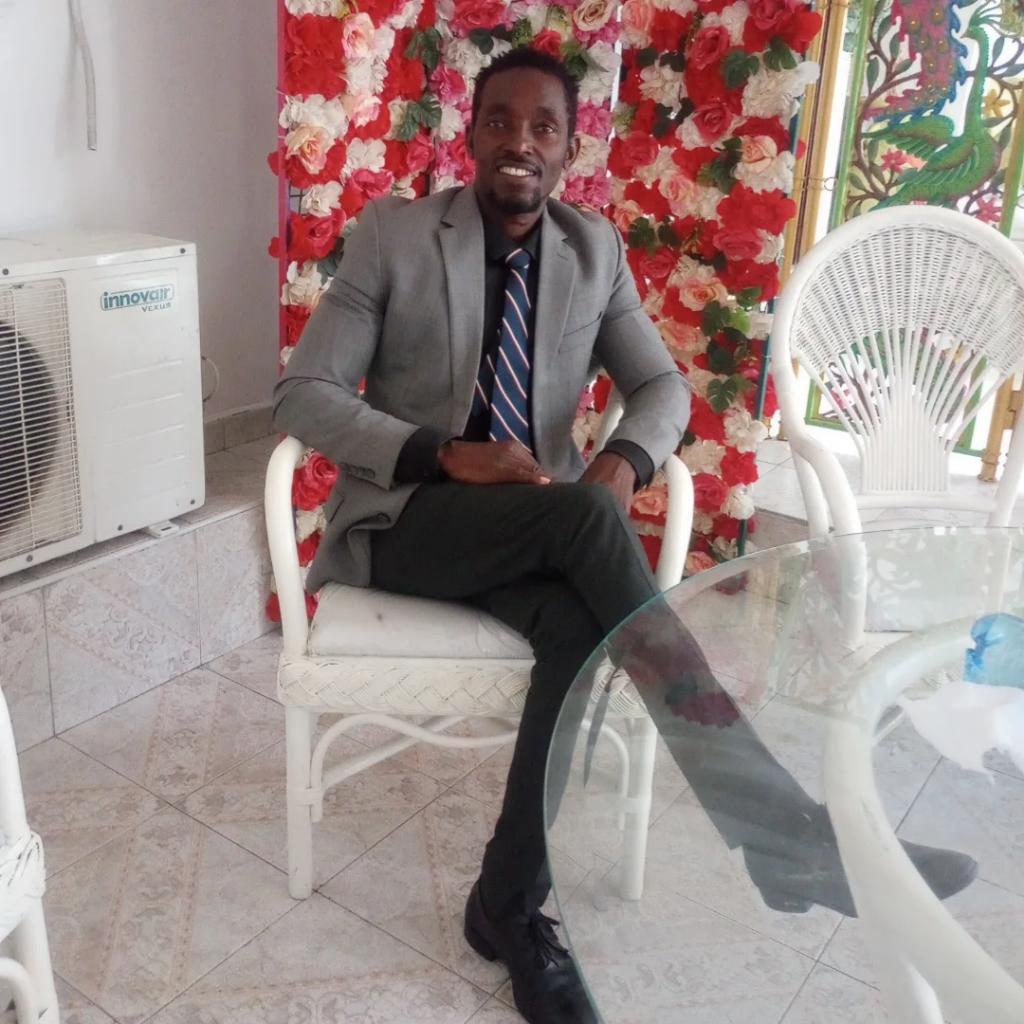 hcetienne's tweet photo. Aujourd'hui j'ai eu le plaisir de participer a une causerie realisée par diverses instances de Droits Humains en tant que coordonnateur general adjoint du Renaeh Haïti.
C'etait une journée enrichissante et prometeuse pour ce secteur.
#DroitsHumains #lutte https://t.co/OYNYApOBJQ