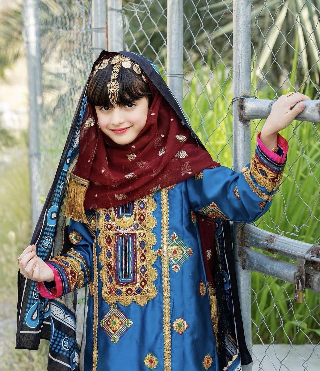 يا فاتنه عينك على الكحل لا طـاح 
يفـرد جدايل لعـن ابـوهـا خطيره 

من ثغـرك السكـر بساتين مشراح 
والــورد فـي خـدك تـزايـد عـبـيـره 
#صباحيات