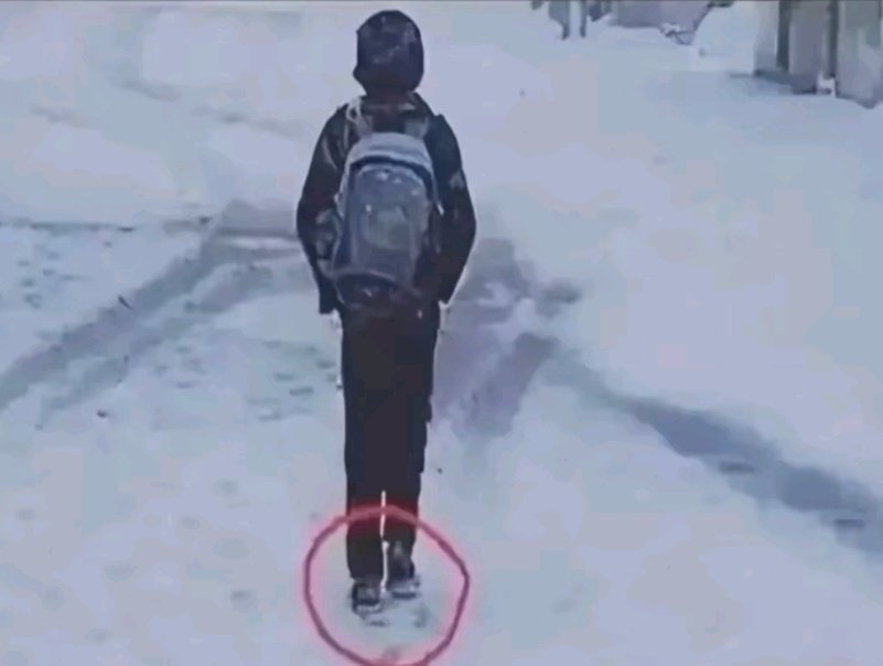 ulkucubaskent's tweet photo. Ailesi ayakkabı alamadığı için bu soğukta okula erlikle giden öğrencilerin ülkesinde 9 kere umreye gidenlerin ruh sağlığından müslümanlığından şüphe ederim.. https://t.co/TNiXqe20e1