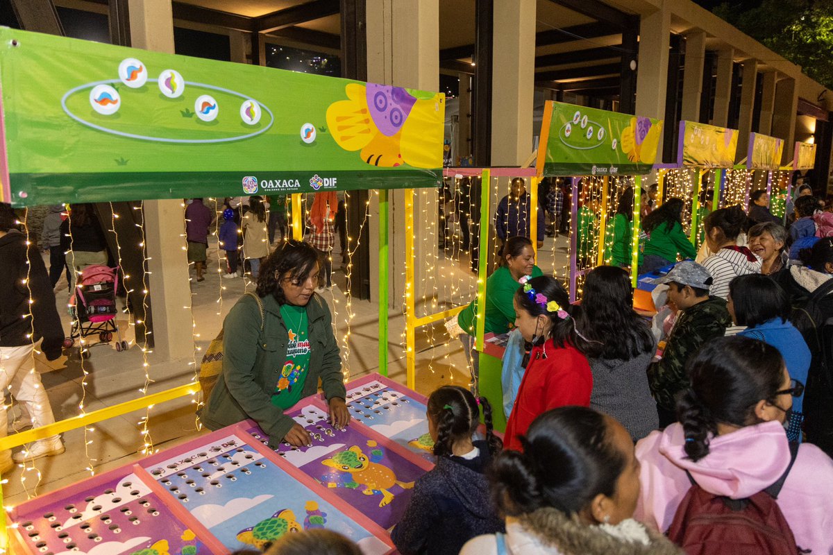 salomonj's tweet photo. El Parque Primavera Oaxaqueña (@parqueprimoax) se llenó de color con el inicio del #FestivalNavideño, iluminando esta noche con luces brillantes y decoraciones festivas. Este festival ha sido un verdadero regalo para nuestra comunidad, trayendo alegría y unidad en esta temporada tan especial.
