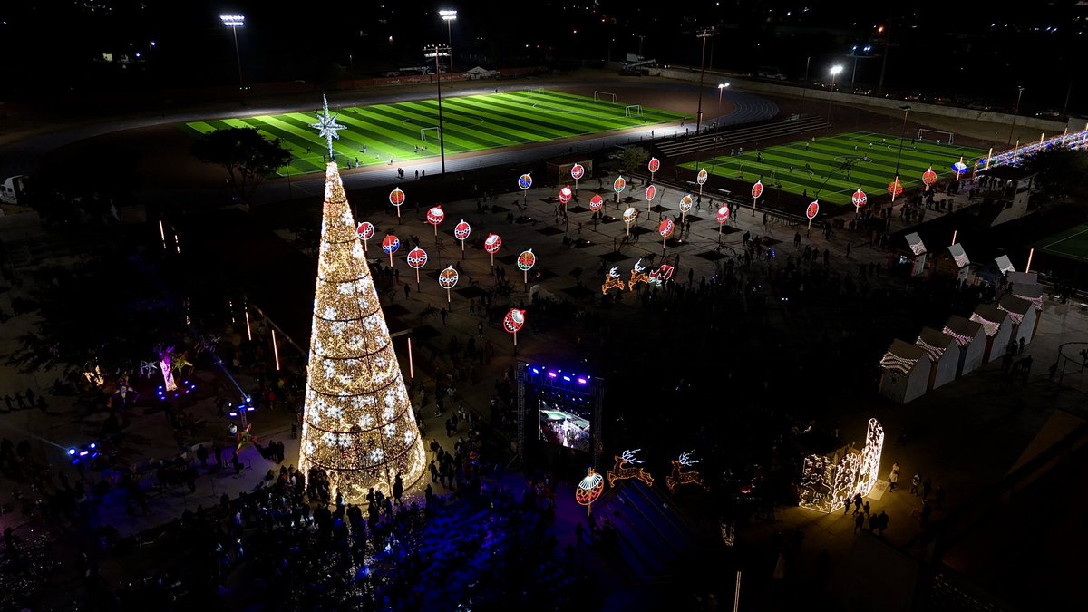 salomonj's tweet photo. El Parque Primavera Oaxaqueña (@parqueprimoax) se llenó de color con el inicio del #FestivalNavideño, iluminando esta noche con luces brillantes y decoraciones festivas. Este festival ha sido un verdadero regalo para nuestra comunidad, trayendo alegría y unidad en esta temporada tan especial.