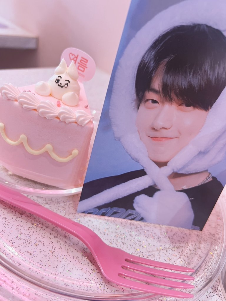 スビン誕生日おめでとう❣️めっちゃかわいいケーキ🐰でした。とても美味しかったです😇
<a href="/reverdream1205/">REVER DREAM</a>
<a href="/reverdream_jp/">𝗥𝗘𝗩𝗘𝗥 𝗗𝗥𝗘𝗔𝗠 𝗝𝗣</a> 
<a href="/yolumlovesyou/">여름♡cafe yolum</a>