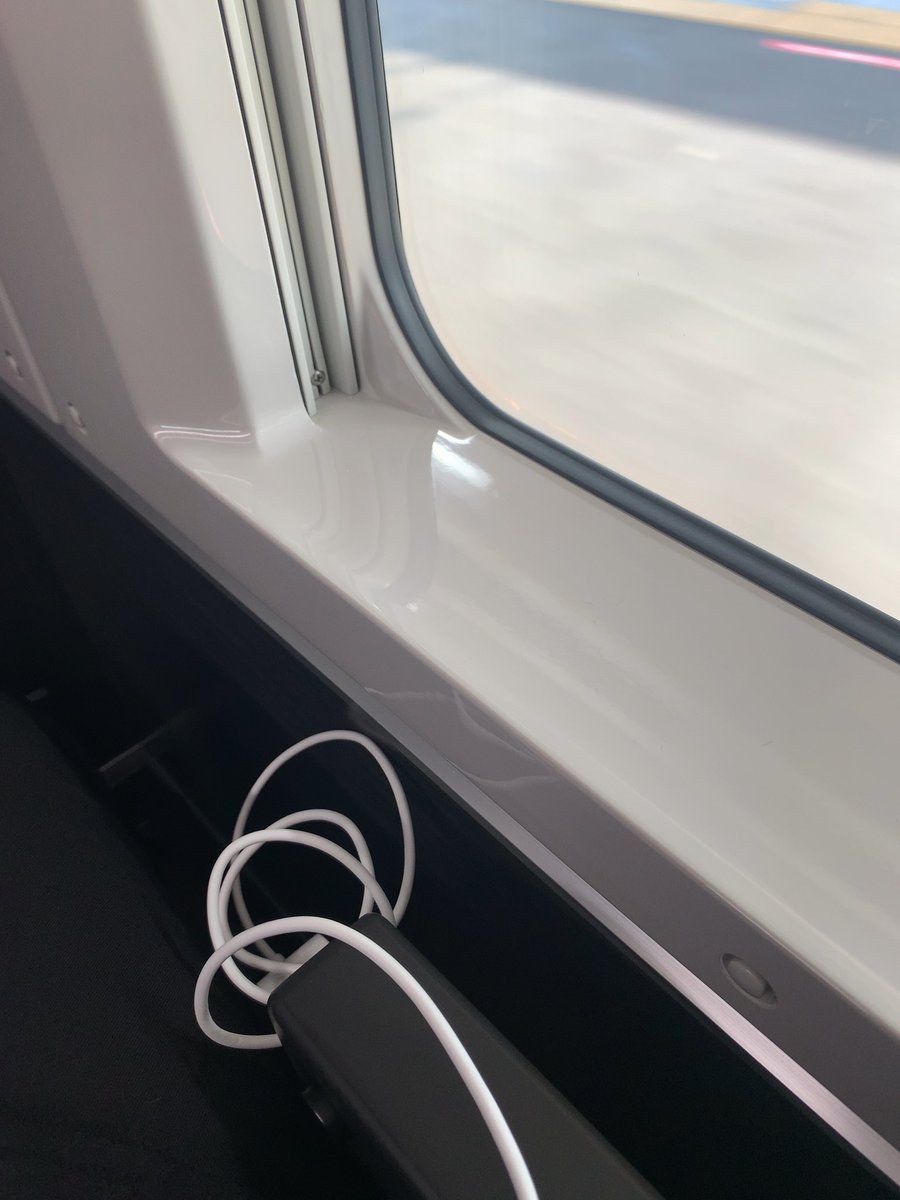 Ninja650sgi's tweet photo. #中央線グリーン車
 すげー　充電できるし、快適🚃 https://t.co/1i9LQ3MiNU