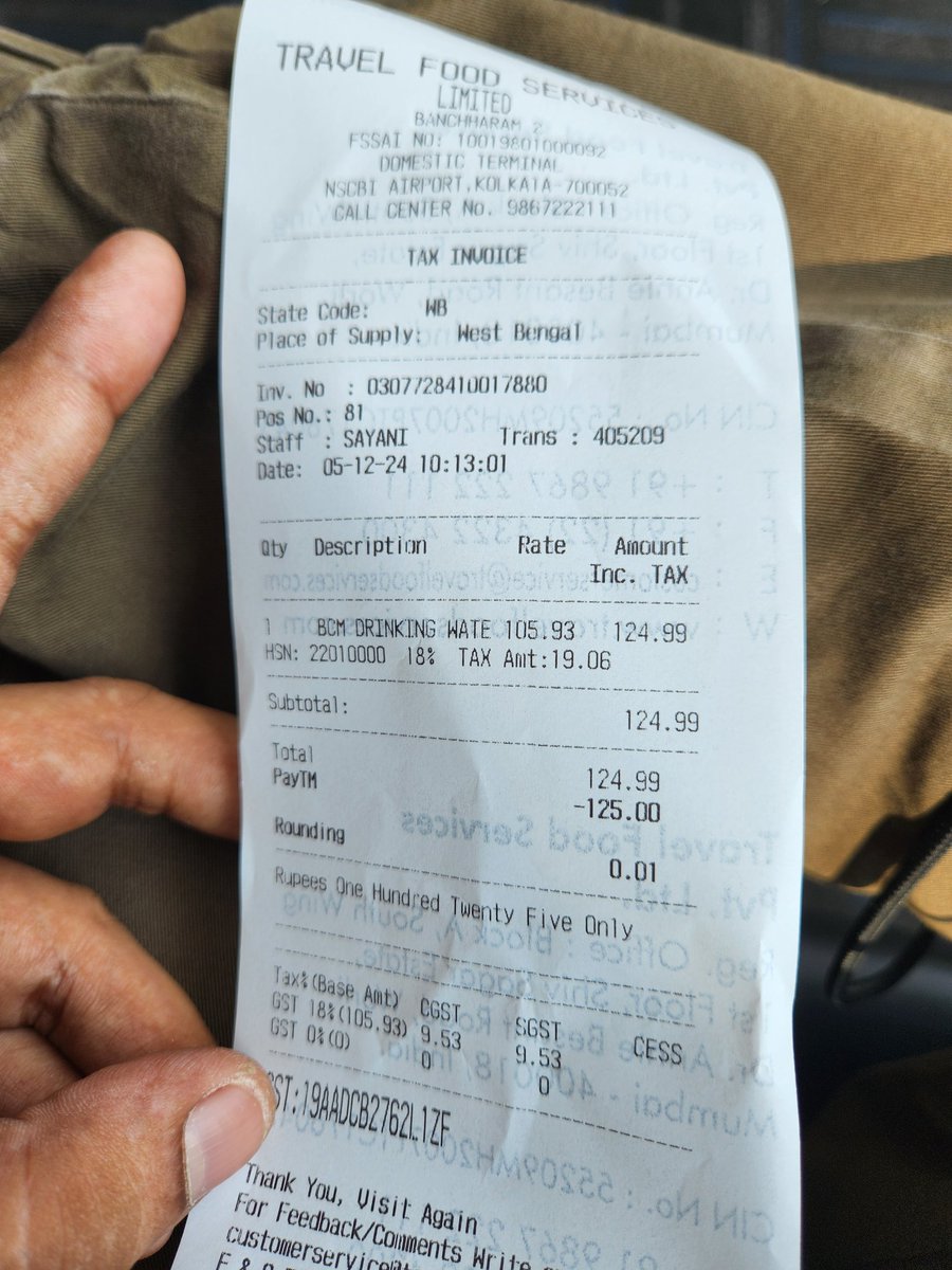 oeesheek's tweet photo. why on earth are drinking water bottles in @KolkataAirport 6X more than other places / airports?

125 INR for a 1 litre bottle?

@consumerforum_ @jagograhakjago @banchharams https://t.co/H3KVxlAmsY