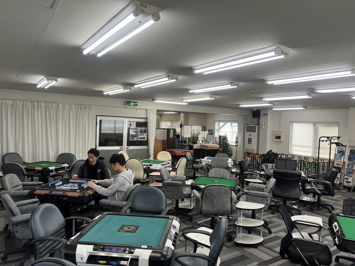 ObM0k's tweet photo. 先日マツオカ株式会社様にトラじゃんスタッフでご挨拶に回らせていただきました☺️
最新の卓やトラじゃんで使ってる卓、見たこともないような卓がたくさん置いてあってとても興奮しました🤩
トラじゃんの山田会長に麻雀卓欲しいと懇願しましたが一蹴されました😭笑 https://t.co/S9V5FFsmyd
