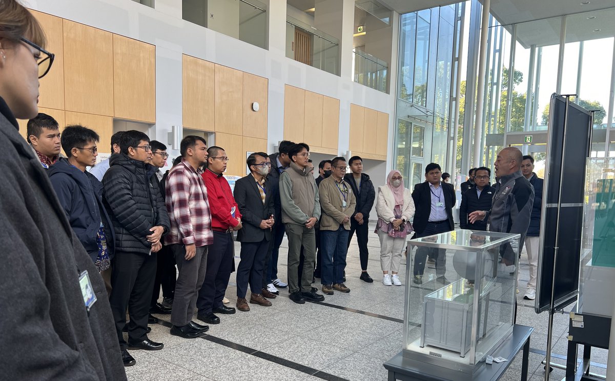 NIED_en's tweet image. As part of a capacity building training program learning Japan&apos;s EEW system, organized by ADRC, the Indonesian @infoBMKG officials visited #NIED on Nov 25 and received a lecture from NIED’s Dr. Hitoshi Taguchi on early disaster damage assessment using #SatelliteData.
