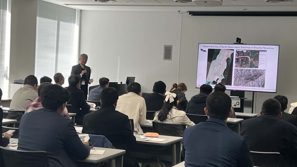 NIED_en's tweet image. As part of a capacity building training program learning Japan&apos;s EEW system, organized by ADRC, the Indonesian @infoBMKG officials visited #NIED on Nov 25 and received a lecture from NIED’s Dr. Hitoshi Taguchi on early disaster damage assessment using #SatelliteData.