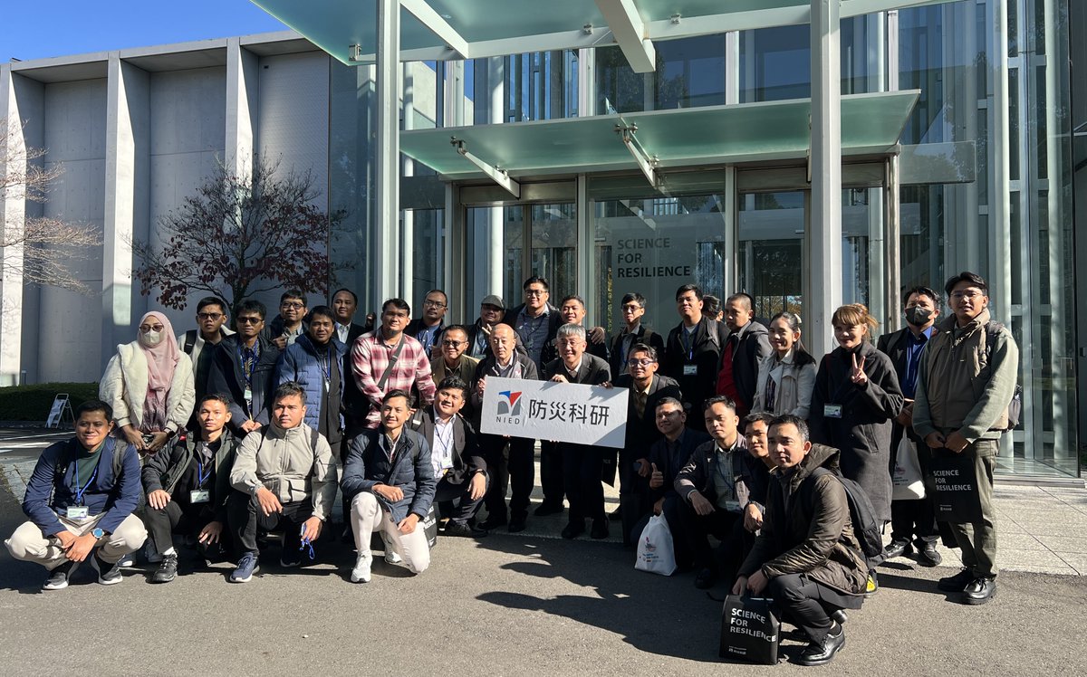 NIED_en's tweet image. As part of a capacity building training program learning Japan&apos;s EEW system, organized by ADRC, the Indonesian @infoBMKG officials visited #NIED on Nov 25 and received a lecture from NIED’s Dr. Hitoshi Taguchi on early disaster damage assessment using #SatelliteData.