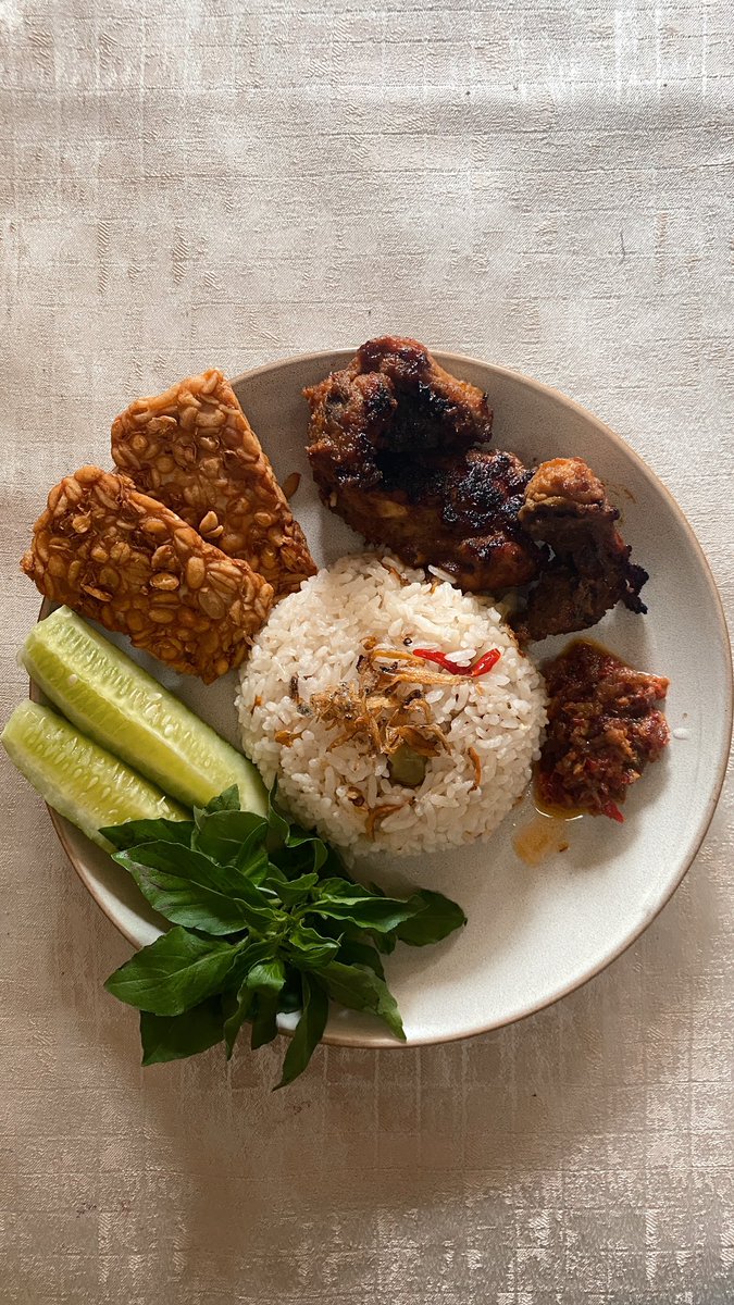 rosedianaf's tweet photo. apa buka warung aja ya? https://t.co/9HyxJZ2CuL