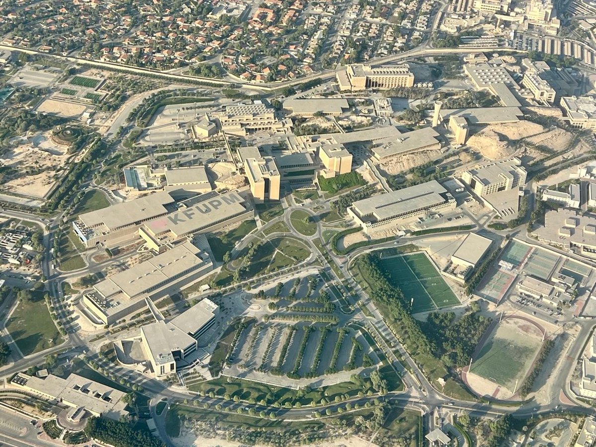 الفرق بين الصورتين 77 عام
وال #kfupm  أنشأت عام 1964م 
اليوم عيد ميلادها الستون.
كم جيل  وكم دفعة وكم طالب مرو عليك يالبترول؟
تغيرت الجامعة كثير، لكنها تبقى معقل للعقول..النيرة
#السعودية #الاتحاد_النصر