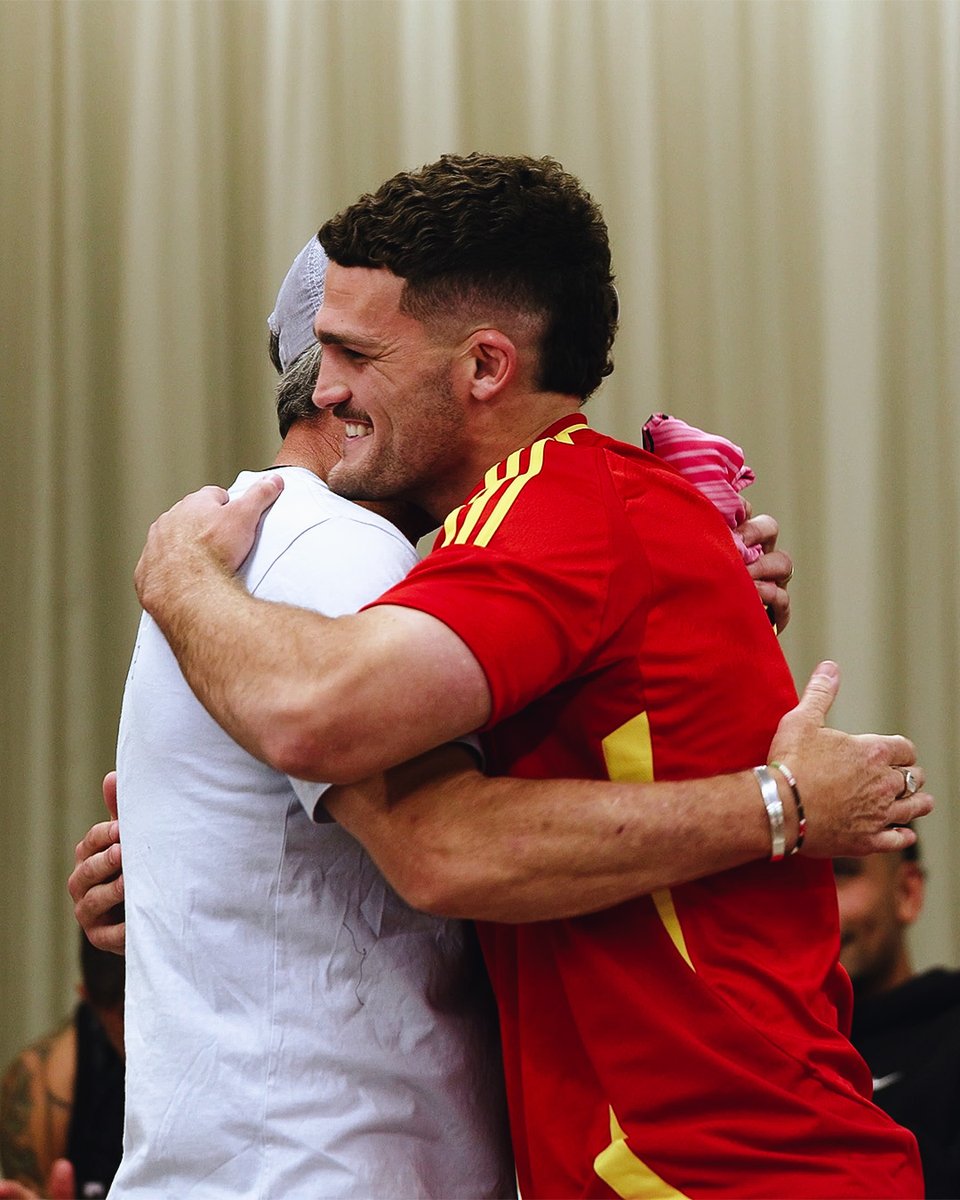 BEHIND THE SCENES. Full Grand Final jersey presentation now available on YouTube!

📺 bit.ly/24GFJerseyPreso

#pantherpride 🐾