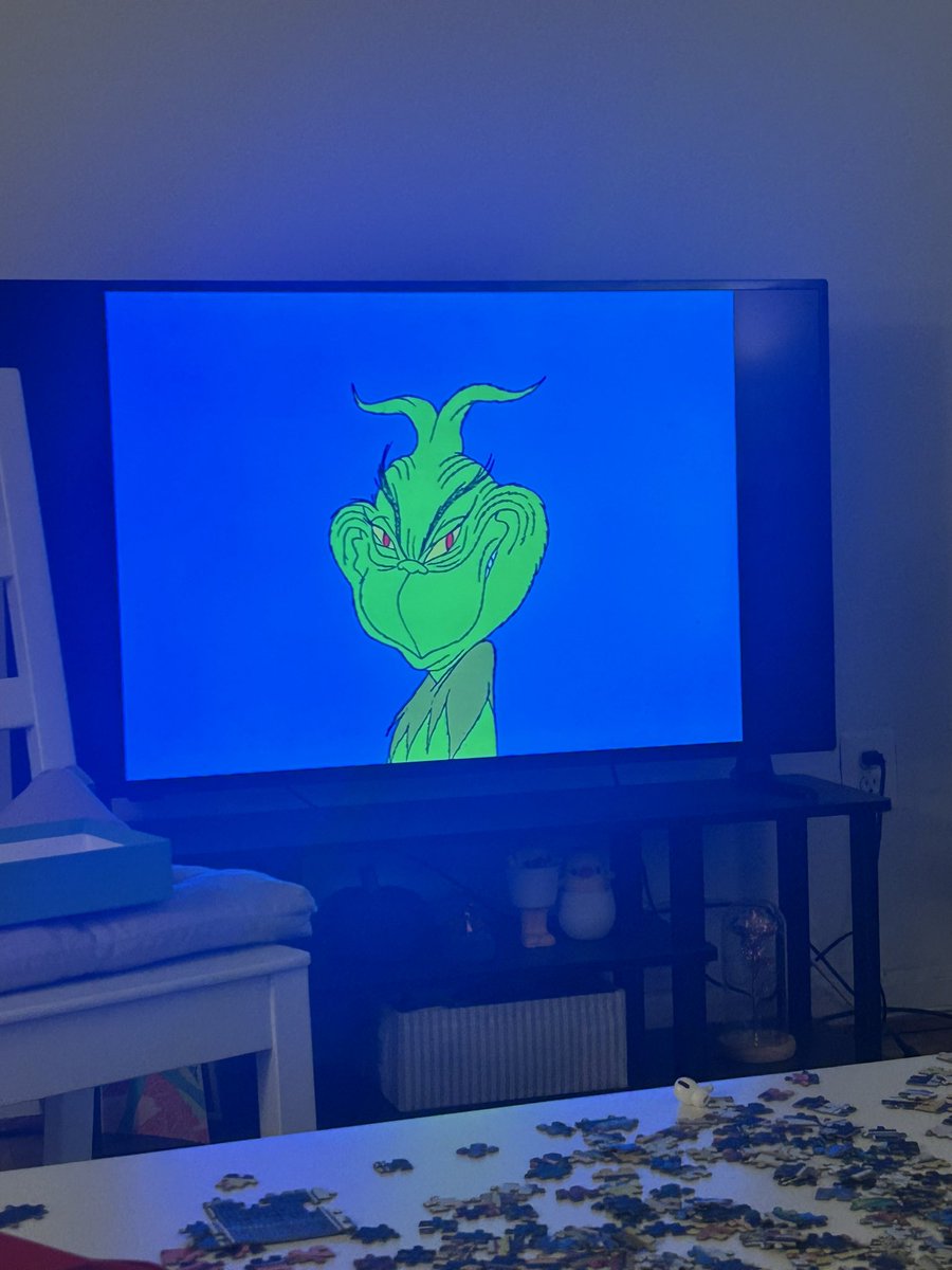 shroothloops's tweet image. the grinch stole my cinnamon hazelnut chocolate pomegranate cheesecake tart : (