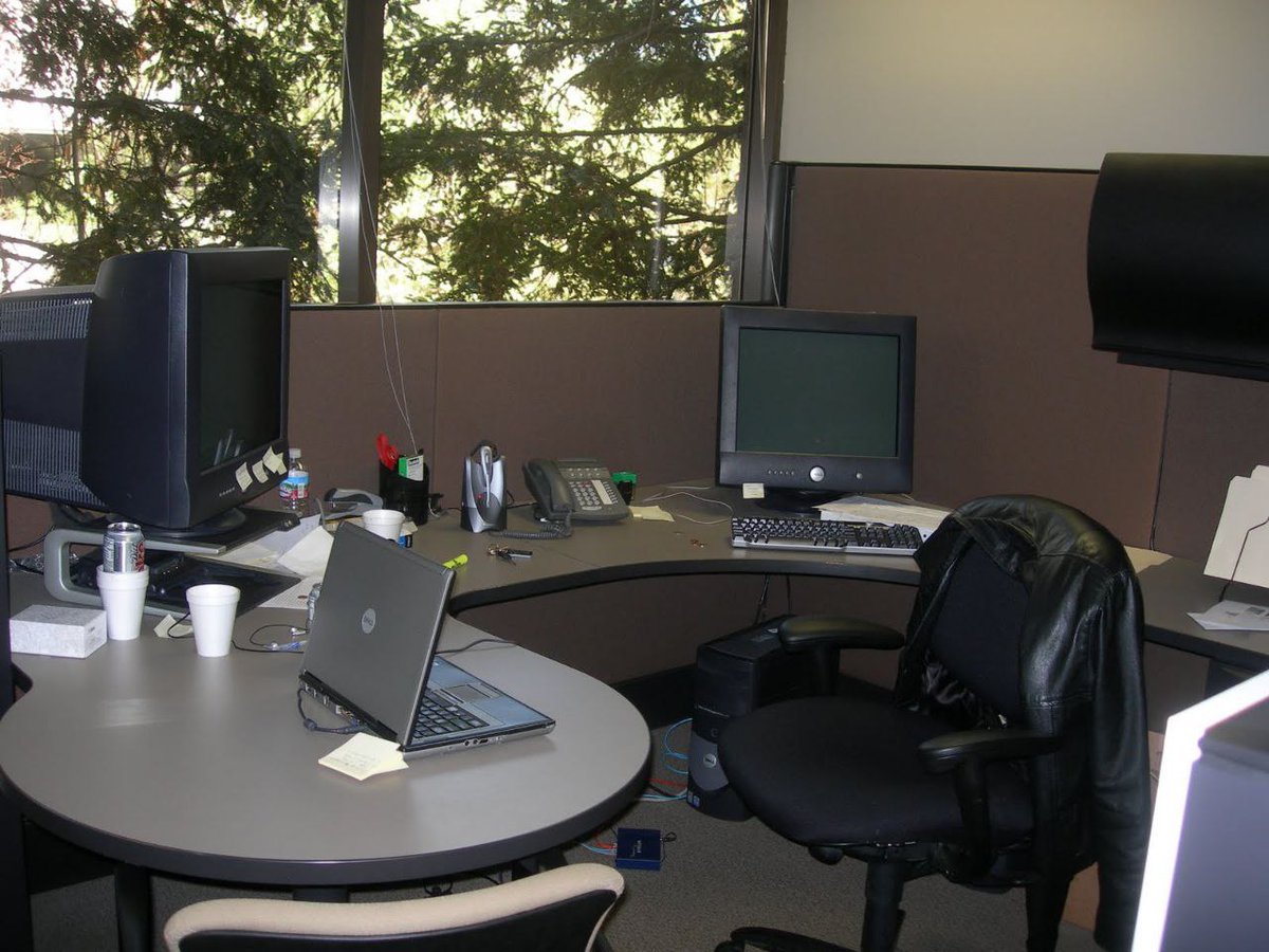 CobraBTC's tweet photo. The Bitcoin Office in January 2009

#bitcoin https://t.co/kNQ9uxAati
