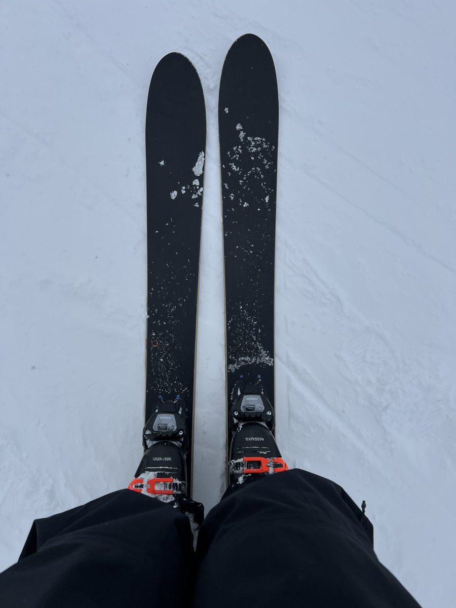 YoheyMTB1's tweet photo. 中抜け休憩で自分のターンの見直し。
左足のアウトエッジを使うのが苦手ということに気がづいた。コースの右側に壁があったら積極的に入るようにしよう。 https://t.co/sraGADjHZW