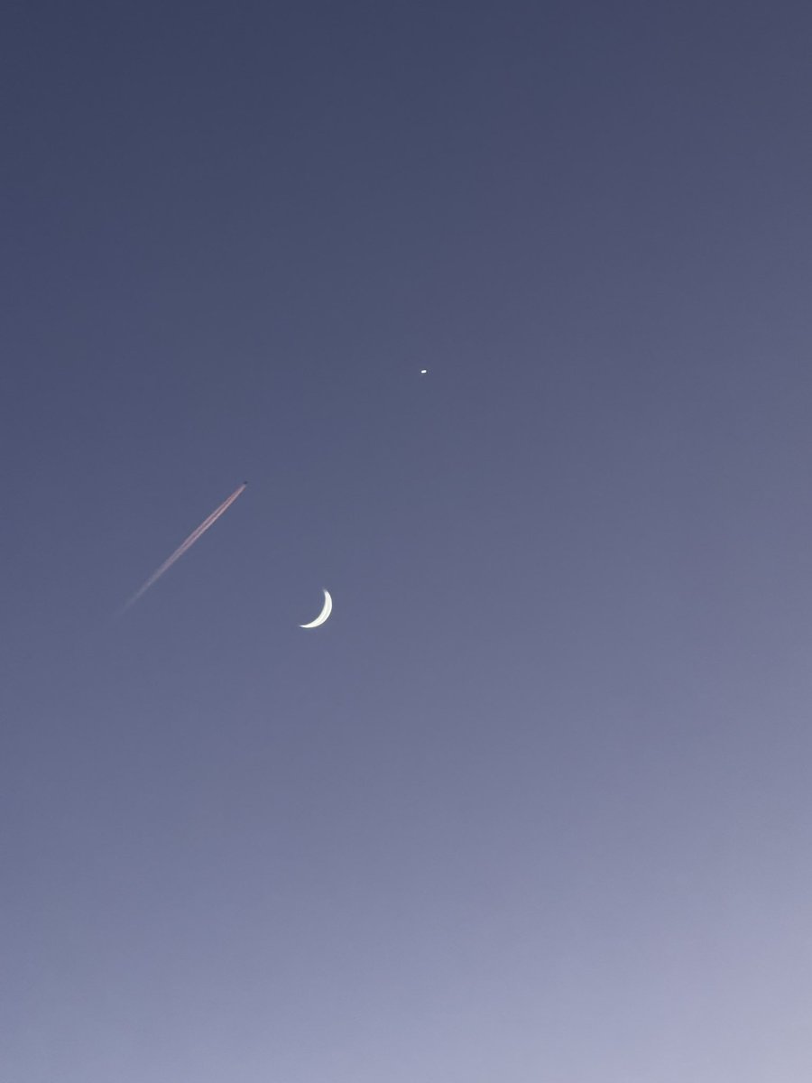 thecoffeeman03's tweet photo. #moon #PlanetOfTheDay #skystar #Airplane https://t.co/9VmLhkJBLH