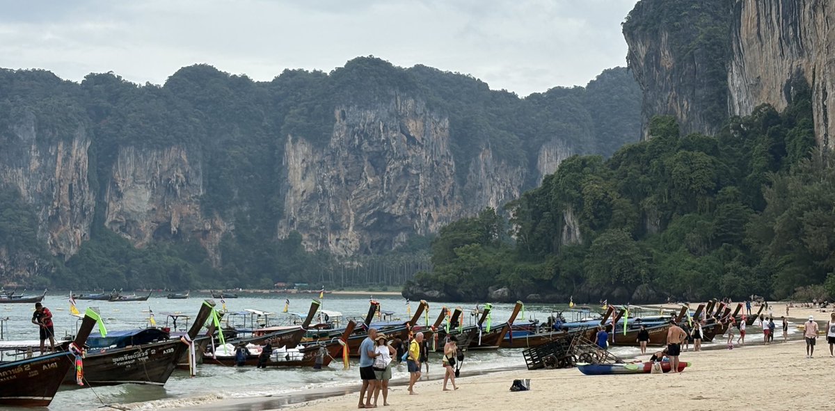 cheflucabkk's tweet photo. #nofilter
#railaybeach 

motorway with beach view ! 

#rip 
#goodbye Railay Beach 
#Thailand https://t.co/AnysEiHbN1