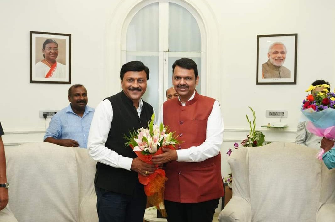 5 वर्षे मुख्यमंत्री राहूनही भ्रष्टाचाराचा एक डाग नाही!
नरेंद्र मोदी नंतर जनतेसाठी अहोरात्र काम करुनही सगळ्यात जास्त अवहेलना, हेटाळणी, कुटुंबीयांवर अभद्र टिका झालेला नेता म्हणजे देवेंद्र फडणवीस! इतक्या परिस्थितीतही स्वतःचा संयम ढळू न देता आपले कर्तव्य करणारा हा नेता.