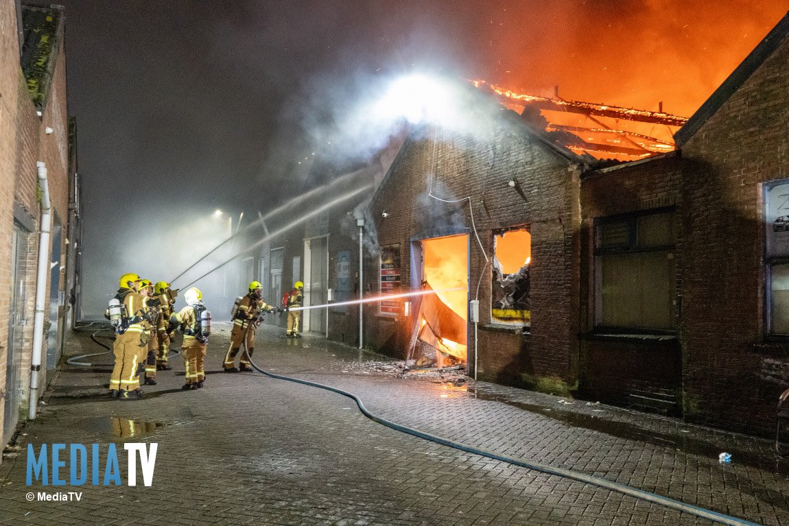 Zeer grote brand bij garagebedrijf in Rotterdam