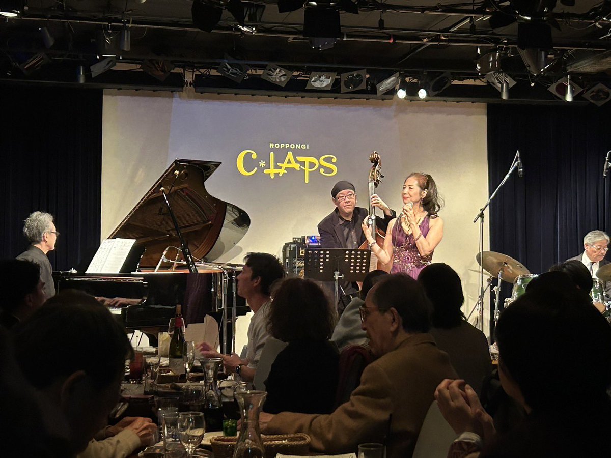 LadyEVA2023's tweet photo. strange communityに出演して参りました。六本木CLAPSは初め���の出演。森田潔(pf)トリオとの共演も初めて。初めて尽くしで緊張しましたが､流石ベテラン勢素晴らしいサポート💕とても楽しく歌わせて頂きました♪お花も頂きとっても楽しく嬉しいライブになりました。＃CLAPS ＃六本木 ＃jazz ＃ライブ https://t.co/0gyrclOBfA