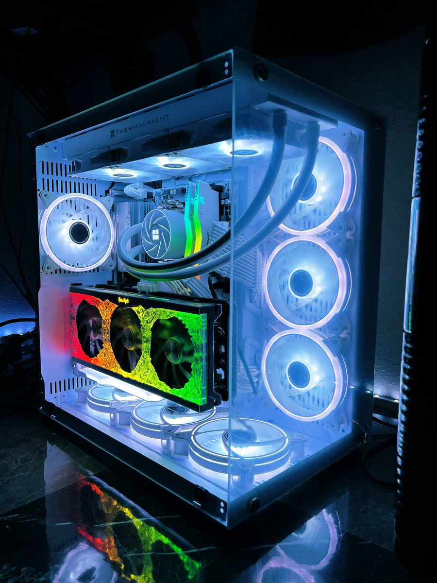 KzR_owner's tweet photo. ⛄️White Edition⛄️
全てを白で統一したゲーミングpc☝️
雪のような優しい白のLED rightに包まれてゲームを楽しめる🤗
まさに女子が好む激カワゲーミングpcが完成☺️✨
皆んな好きかな？？ https://t.co/xqYQlNE3f9