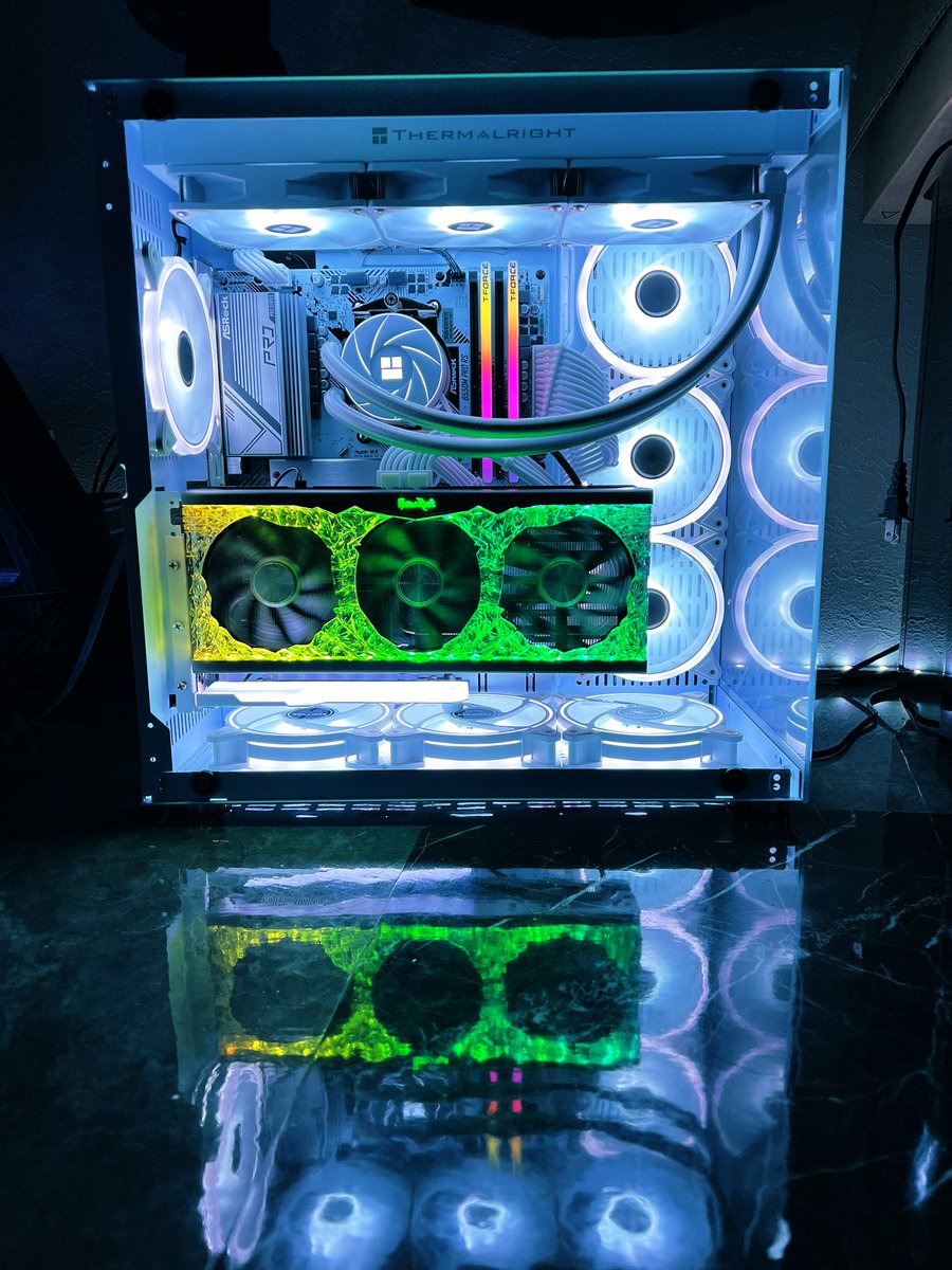 KzR_owner's tweet photo. ⛄️White Edition⛄️
全てを白で統一したゲーミングpc☝️
雪のような優しい白のLED rightに包まれてゲームを楽しめる🤗
まさに女子が好む激カワゲーミングpcが完成☺️✨
皆んな好きかな？？ https://t.co/xqYQlNE3f9