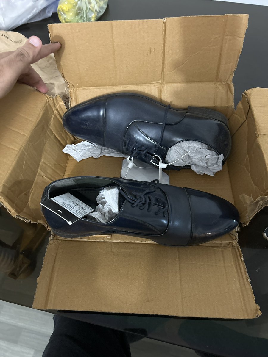 hasejakaran's tweet photo. PLEASE RECORD WHILE UNBOXING @myntra DELIVERIES!

Recently I ordered a pair of shoes from Myntra and it being a regular delivery, I just unboxed the order. Upon opening the same, I found that the order was in a bad shape - the original box was torn, the shoes had dirt on them
1/2 https://t.co/Bzbas43OFh