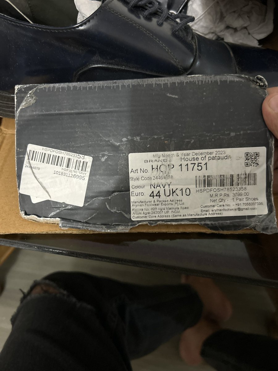 hasejakaran's tweet photo. PLEASE RECORD WHILE UNBOXING @myntra DELIVERIES!

Recently I ordered a pair of shoes from Myntra and it being a regular delivery, I just unboxed the order. Upon opening the same, I found that the order was in a bad shape - the original box was torn, the shoes had dirt on them
1/2 https://t.co/Bzbas43OFh