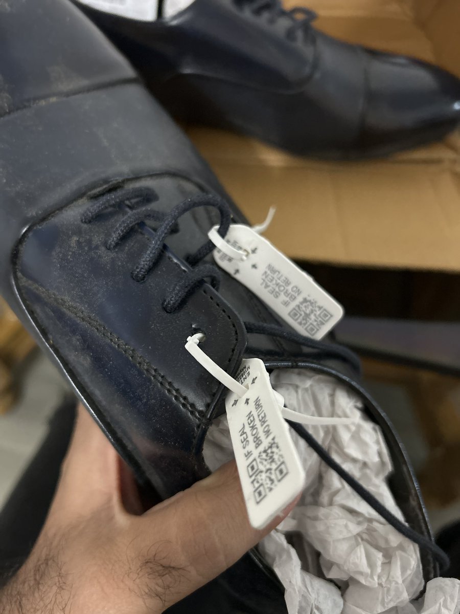 hasejakaran's tweet photo. PLEASE RECORD WHILE UNBOXING @myntra DELIVERIES!

Recently I ordered a pair of shoes from Myntra and it being a regular delivery, I just unboxed the order. Upon opening the same, I found that the order was in a bad shape - the original box was torn, the shoes had dirt on them
1/2 https://t.co/Bzbas43OFh