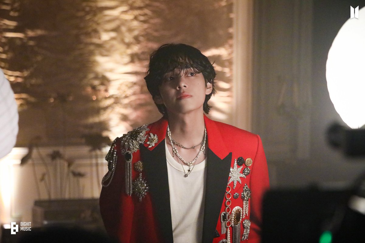 V's special plaque MVP monthly for winning ‘K-Star Chart’ in November for FRI(END)S This is 6th consecutive win 🫦

CONGRATULATIONS TAEHYUNG 
#V_FRIENDS_6thMVPWin_KStarChart