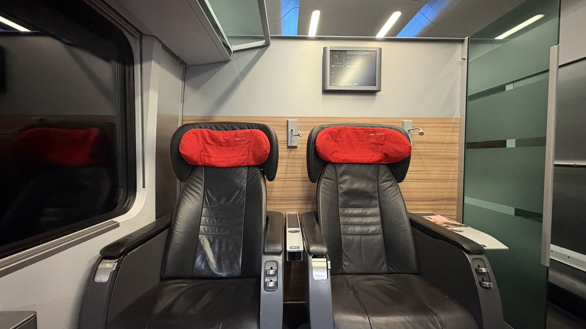 steschny's tweet photo. Nun geht es weiter mit dem #RailJet 1. Generation nach #Innsbruck bequem in der Businessklasse der @unsereoebb .
#ÖVLive #Bähnler #Rundreise https://t.co/7S1NKVG5WI