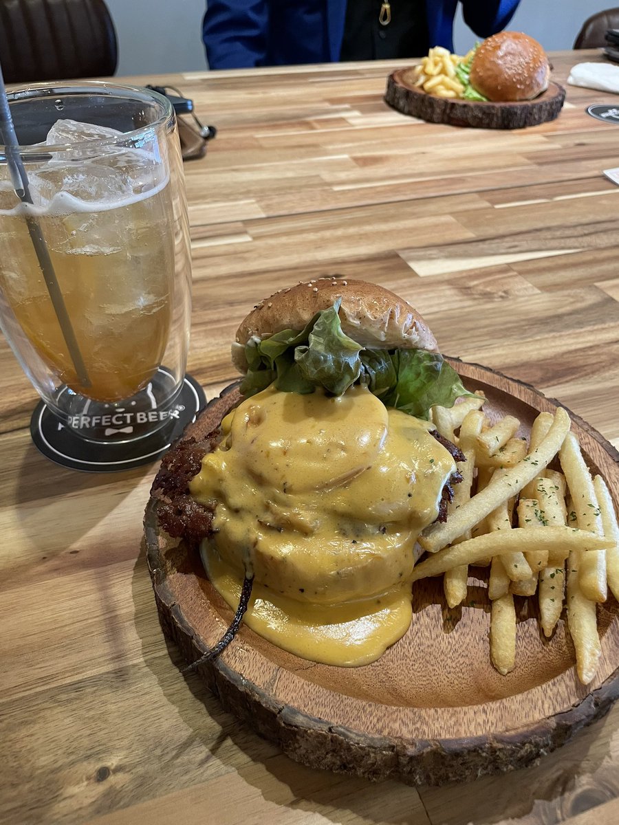 12yooh25's tweet image. 門前仲町の #PERFECTBEERLABO がオープンしたのでサトぴよとハンバーガーランチしてきた🍔

ビールが美味しいのはもちろんだけどハンバーガーがめちゃくちゃ美味いわ